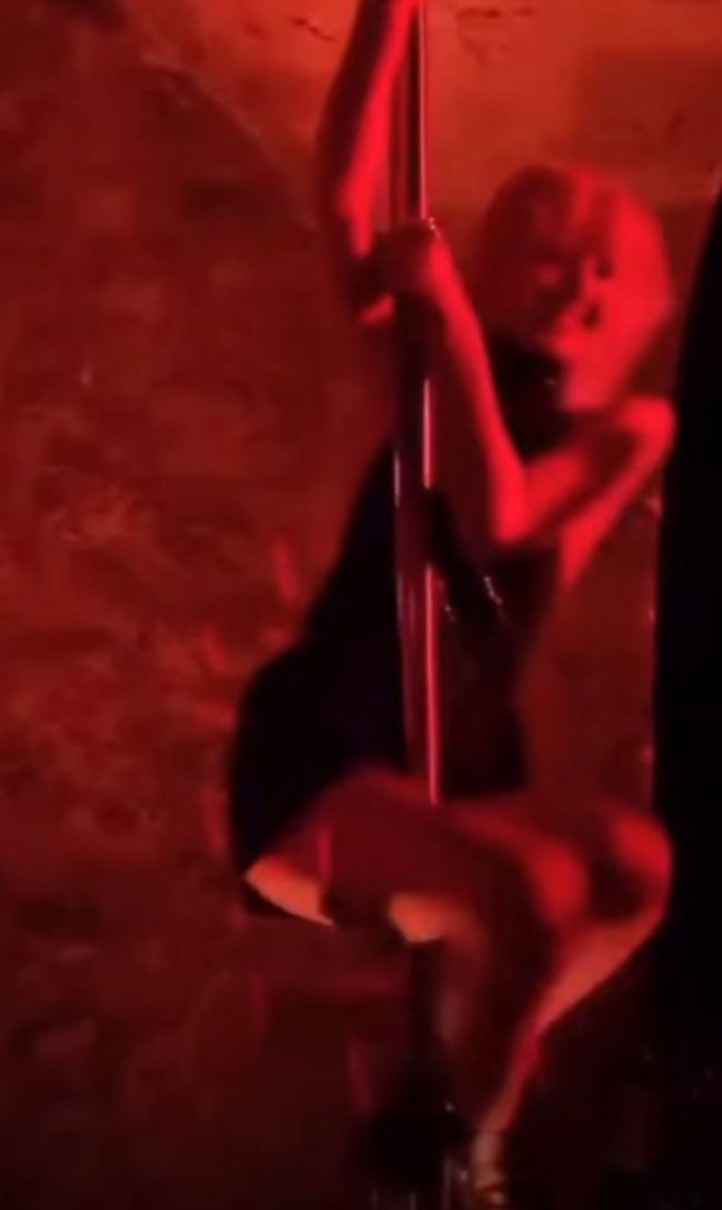 Lisa大秀钢管舞 穿深V身材火辣长腿又细又直