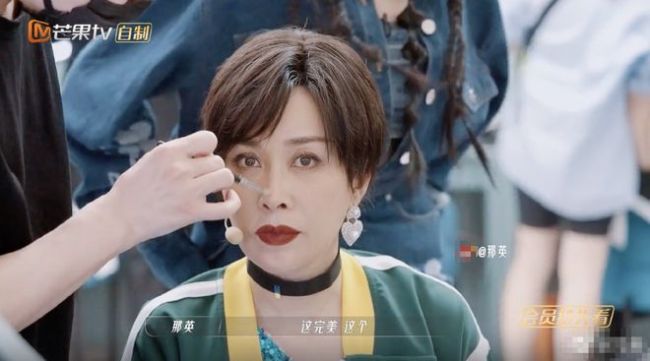 那英被错认和金晨王安宇聚餐 网友称其为百变小英