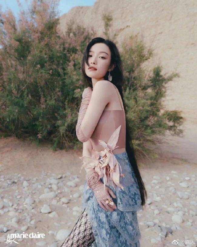 倪妮戈壁写真释出大秀美背 成熟又妩媚
