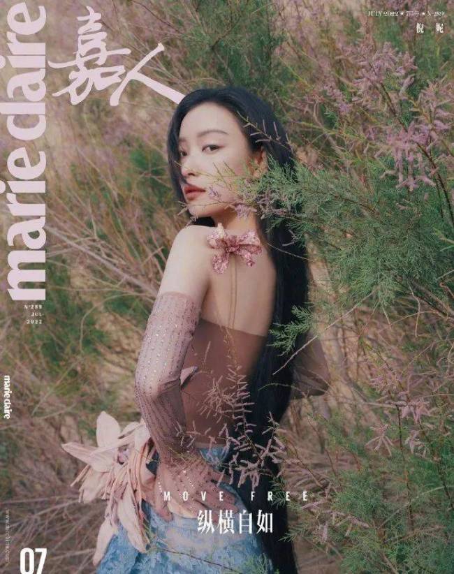 倪妮戈壁写真释出大秀美背 成熟又妩媚