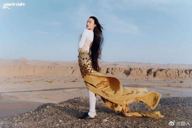 倪妮戈壁写真释出大秀美背 成熟又妩媚
