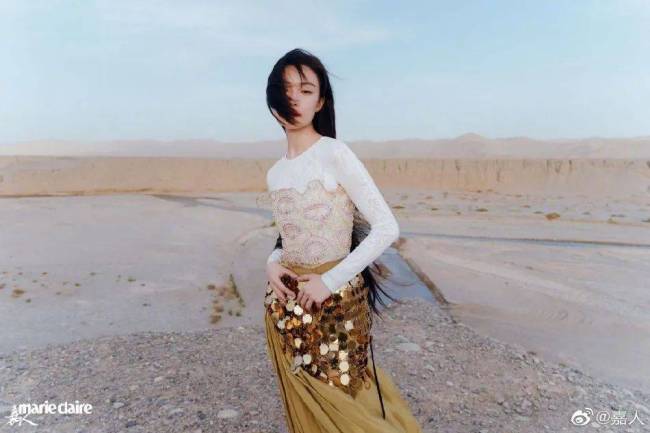 倪妮戈壁写真释出大秀美背 成熟又妩媚