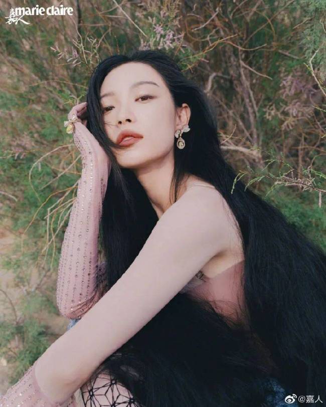倪妮戈壁写真释出大秀美背 成熟又妩媚