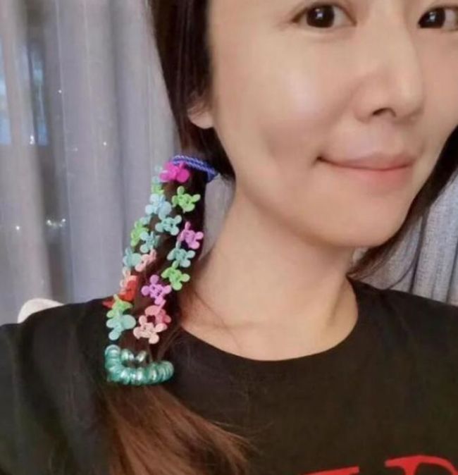46岁林心如骑单车兜风 3万包包随手塞车筐里