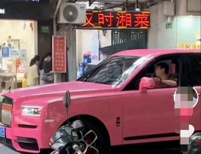王思聪开粉色豪车与新女友出街 摇头晃脑一脸享受