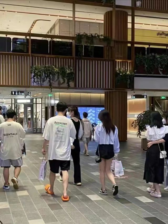 王思聪开粉色豪车与新女友出街 摇头晃脑一脸享受