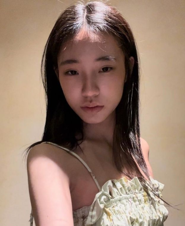 小s俩女儿晒近照：姐姐短发厌世脸妹妹卷发好甜美