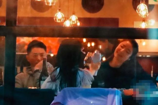 46岁林心如骑单车兜风 3万包包随手塞车筐里
