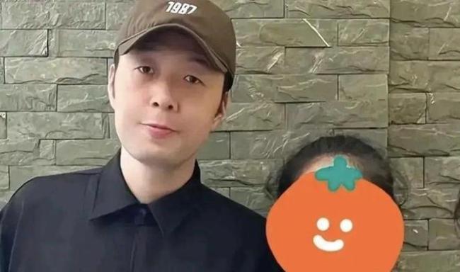 杜海涛变瘦后与路人合照曝光 减肥成功气质变化明显