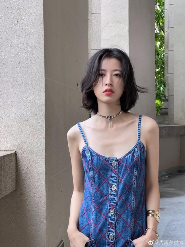 周雨彤穿牛仔裙秀香肩美背 锁骨线条惹人羡