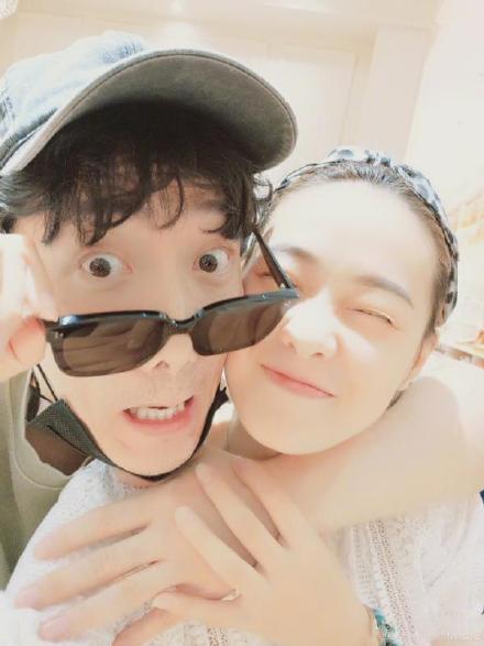 刘翔38岁生日罕晒夫妻合照 与吴莎上演甜蜜锁喉杀