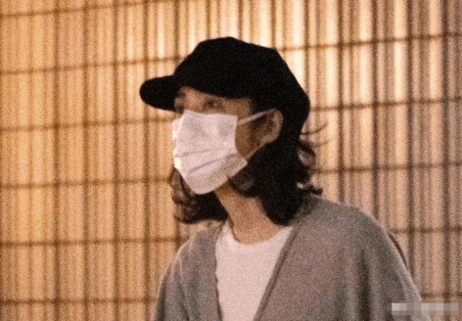 54岁天海祐希出街近照曝光 简约高级搭配气质出众