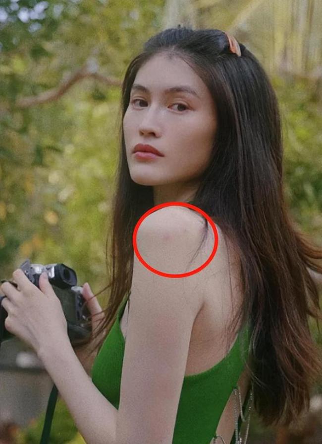 何穗穿紧身短裙秀身材 背后镂空竟然让蚊子包抢镜