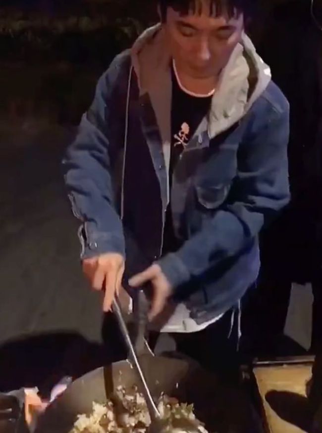消费降级！王思聪私下剪头发被偷拍 表情有点严肃