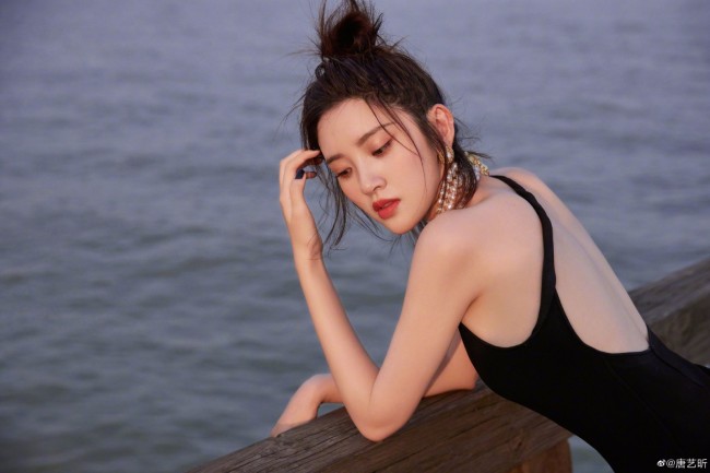 唐艺昕荷塘边拍写真 穿紧身黑裙秀美背美肩