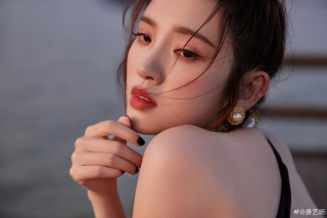 唐艺昕荷塘边拍写真 穿紧身黑裙秀美背美肩
