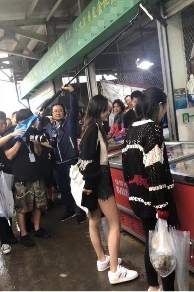 Baby路边吃宵夜被偶遇 大口狂吃毫无明星架子