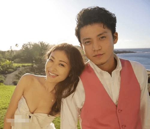 小栗旬与山田优约会被拍 十指紧扣牵手散步好甜蜜