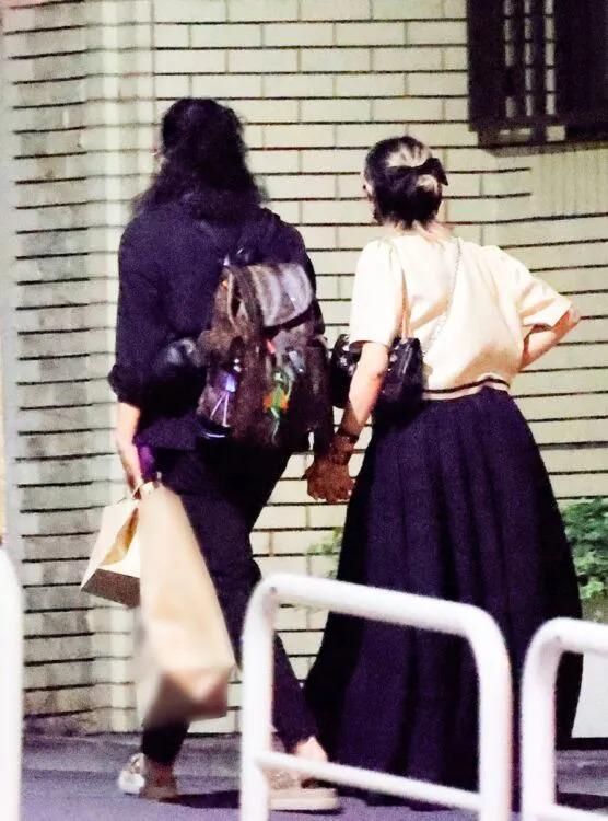 小栗旬与山田优约会被拍 十指紧扣牵手散步好甜蜜