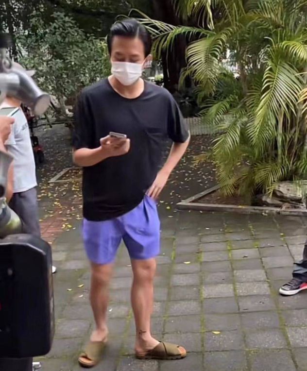 孙俪晒一家四口海边大合照 小花妹妹表演腾空一字马