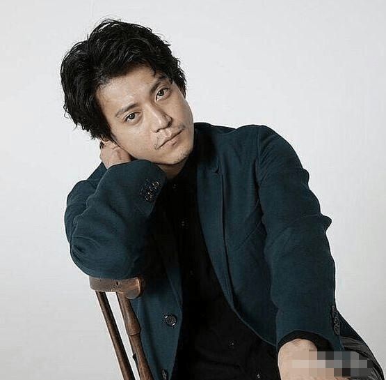 小栗旬与山田优约会被拍 十指紧扣牵手散步好甜蜜