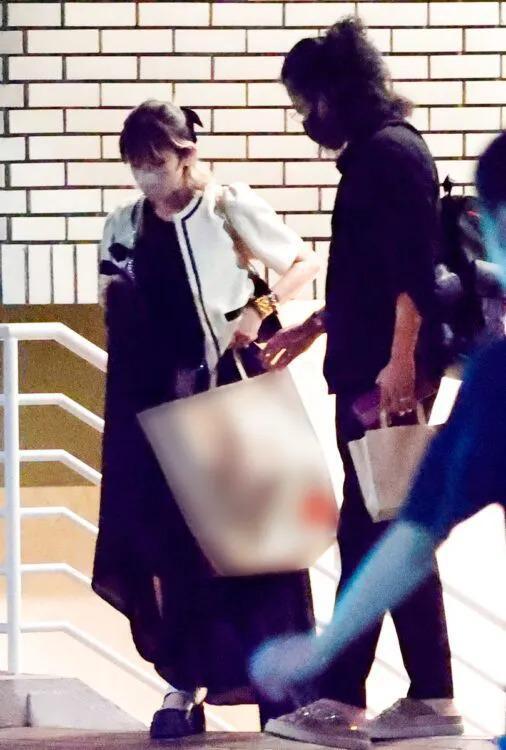 小栗旬与山田优约会被拍 十指紧扣牵手散步好甜蜜