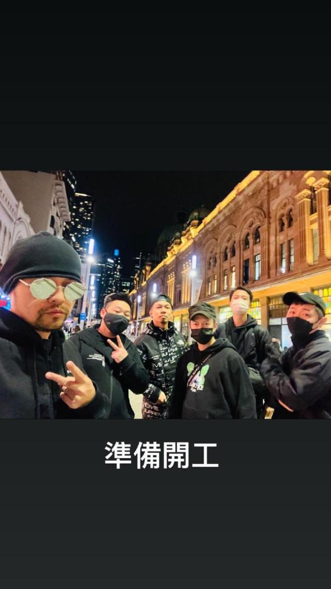 周杰伦晒开工自拍照 网友调侃：哥开工写新歌？