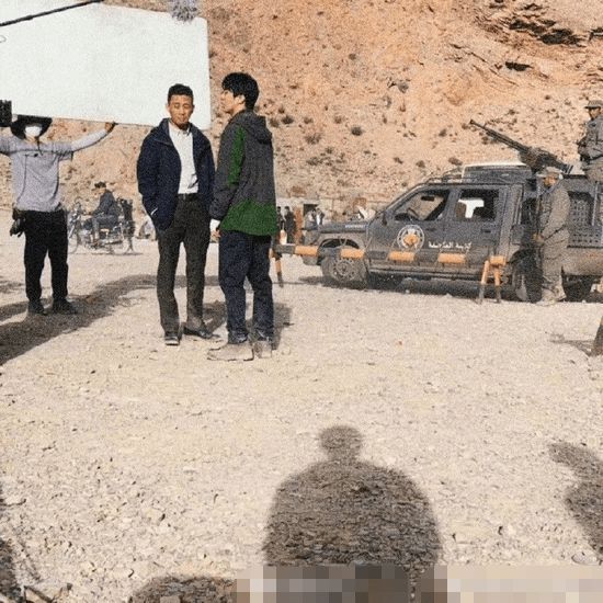 网曝王俊凯新片《万里归途》杀青照 张译现身片场