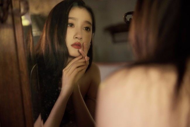 关晓彤穿抹胸裙露香肩 抬手抚脸氛围感满分
