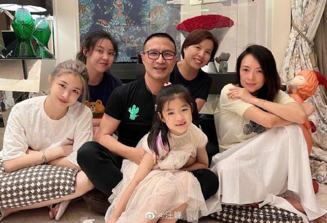 汪峰大女儿小苹果翻跳女团舞 网友直呼人美身材好 