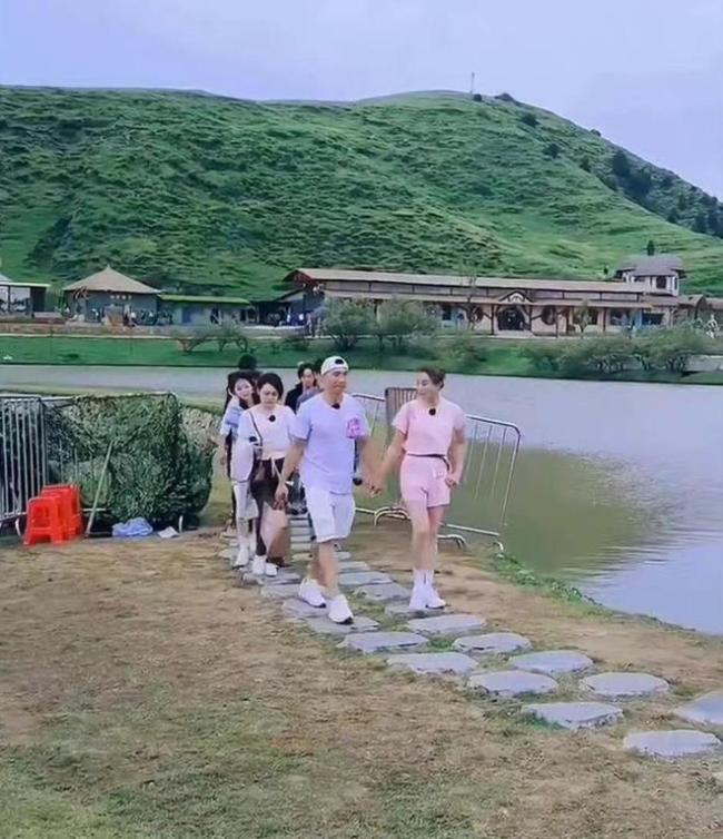 刘畊宏vivi合体录制《中餐厅6》 二人牵手路透好甜