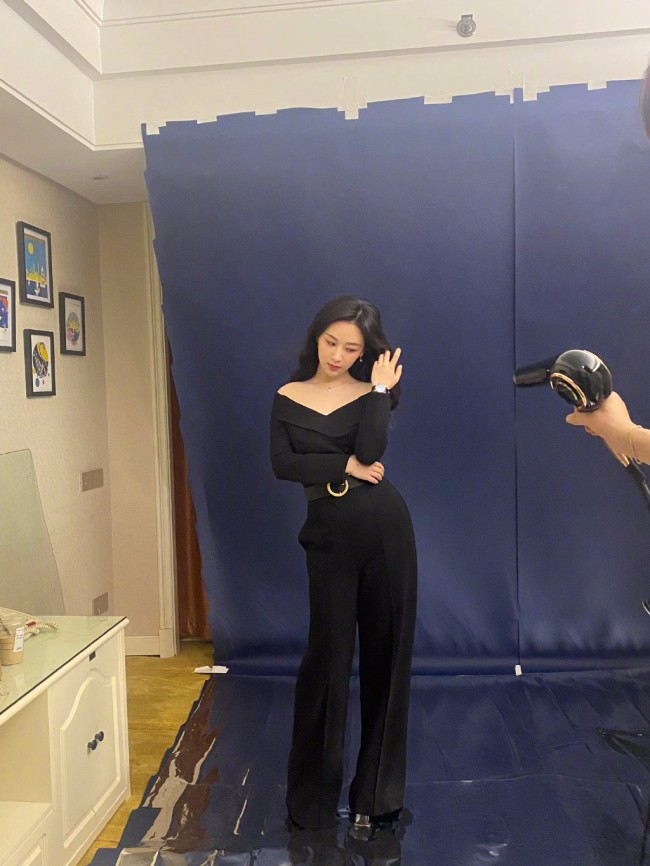 杨紫卷发披肩有知性美 生图直出与精修无差
