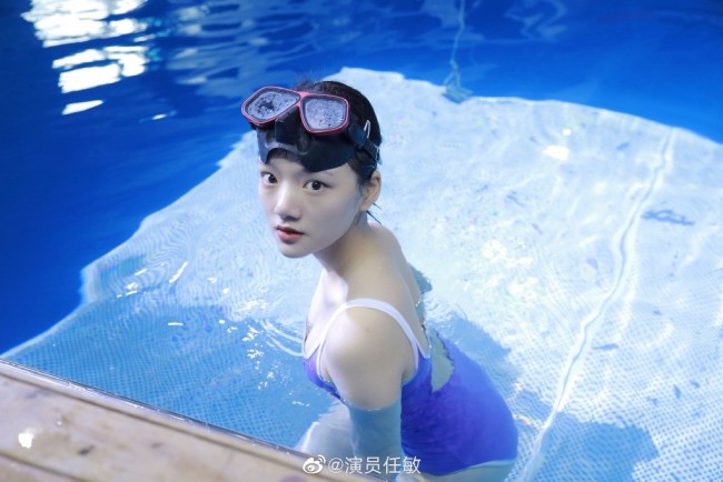 夏日限定！任敏晒水中泳装照 素颜皮肤白皙