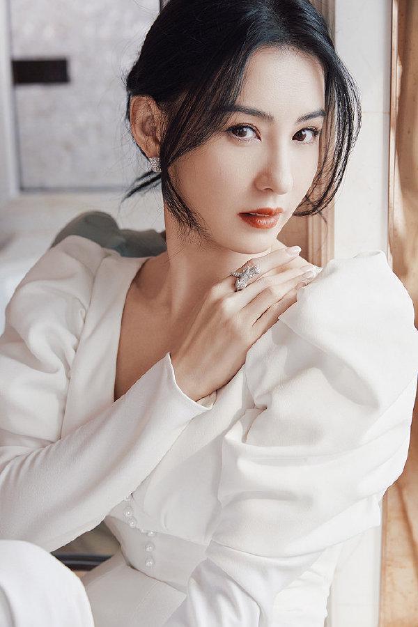 张柏芝发图称与长子拍拖 打扮精致享受母子时光