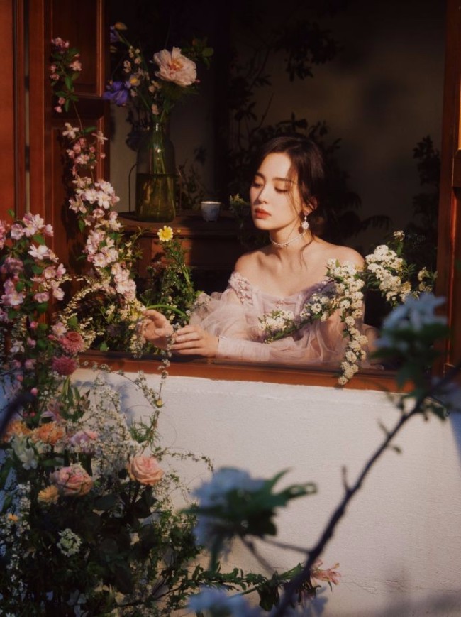 娜扎油画感写真释出 穿粉裙置身花海好甜美