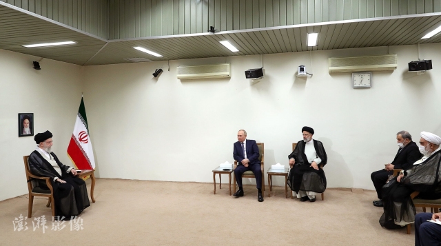 当地时间7月19日,伊朗最高领袖哈梅内伊会见到访的俄罗斯总统普京。图自澎湃影像