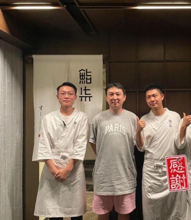 王思聪打卡日式料理店 近照发福显油腻被指像大爷