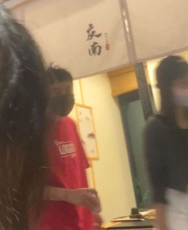 王思聪打卡日式料理店 近照发福显油腻被指像大爷
