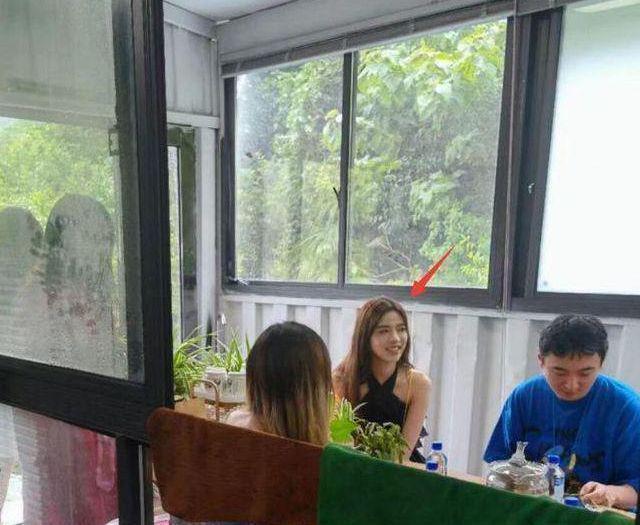 王思聪打卡日式料理店 近照发福显油腻被指像大爷