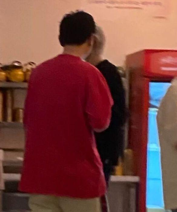 王思聪打卡日式料理店 近照发福显油腻被指像大爷