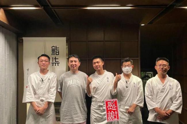 王思聪打卡日式料理店 近照发福显油腻被指像大爷
