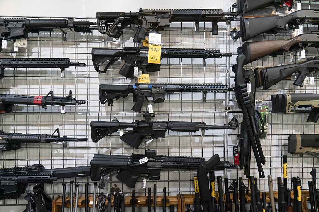 美国加利福尼亚州,AR-15型步枪在伯班克弹药和枪支公司展出。(资料图)