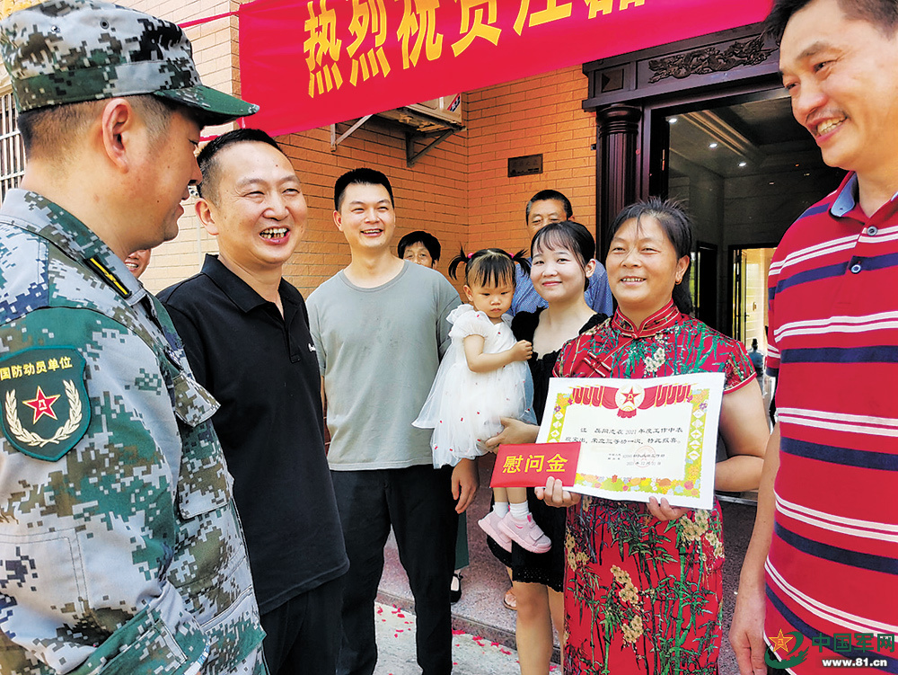 “八一”前夕,湖南省醴陵市人武部与退役军人事务局联合开展“送喜报”活动,为立功军人的家庭送去喜讯和祝福。 江 磊摄