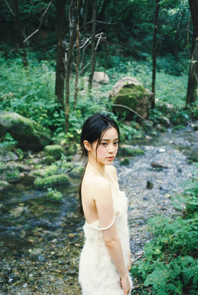 又纯又欲！欧阳娜娜大秀美背 有点性感有点撩人