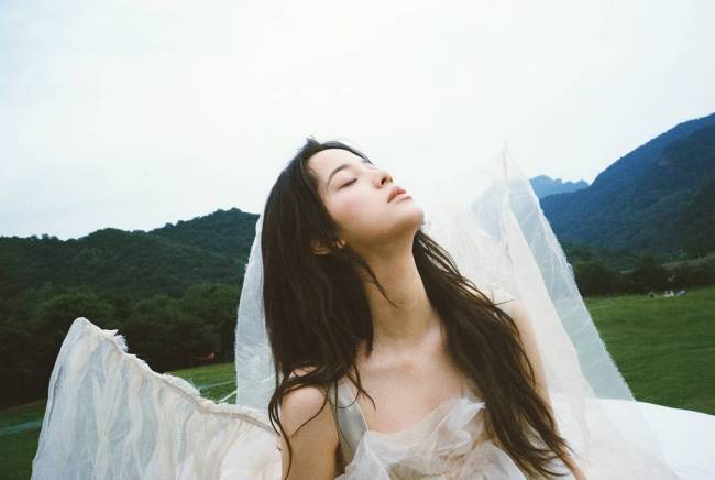 又纯又欲！欧阳娜娜大秀美背 有点性感有点撩人