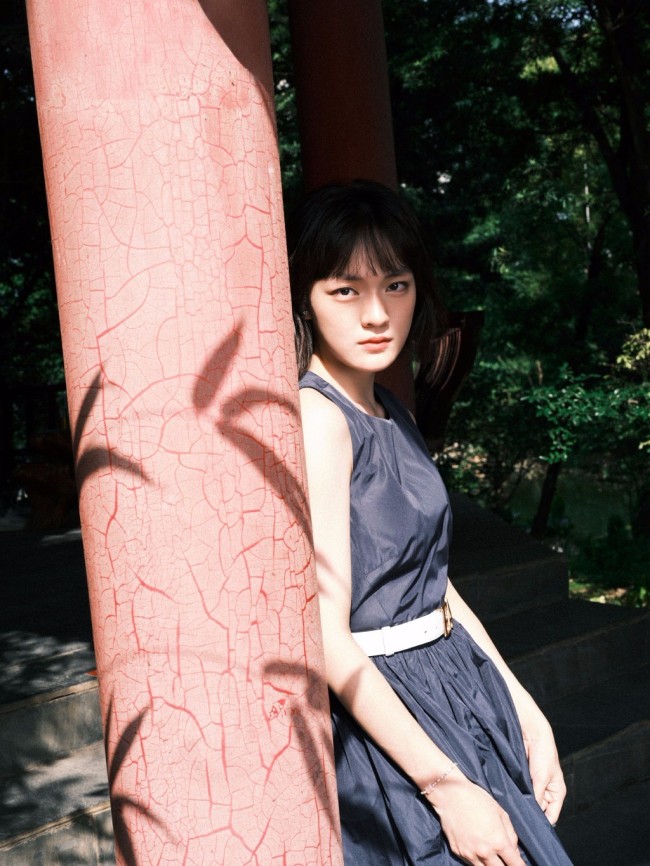 文淇生日写真释出 短发少女漫步亭台水榭