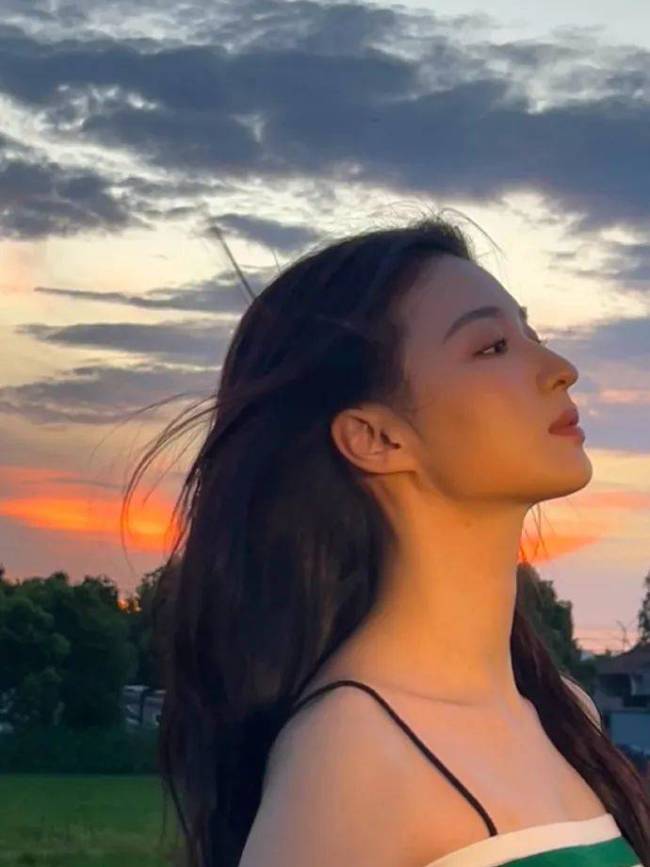 “古典美人”王楚然大秀白皙香肩 小露事业线