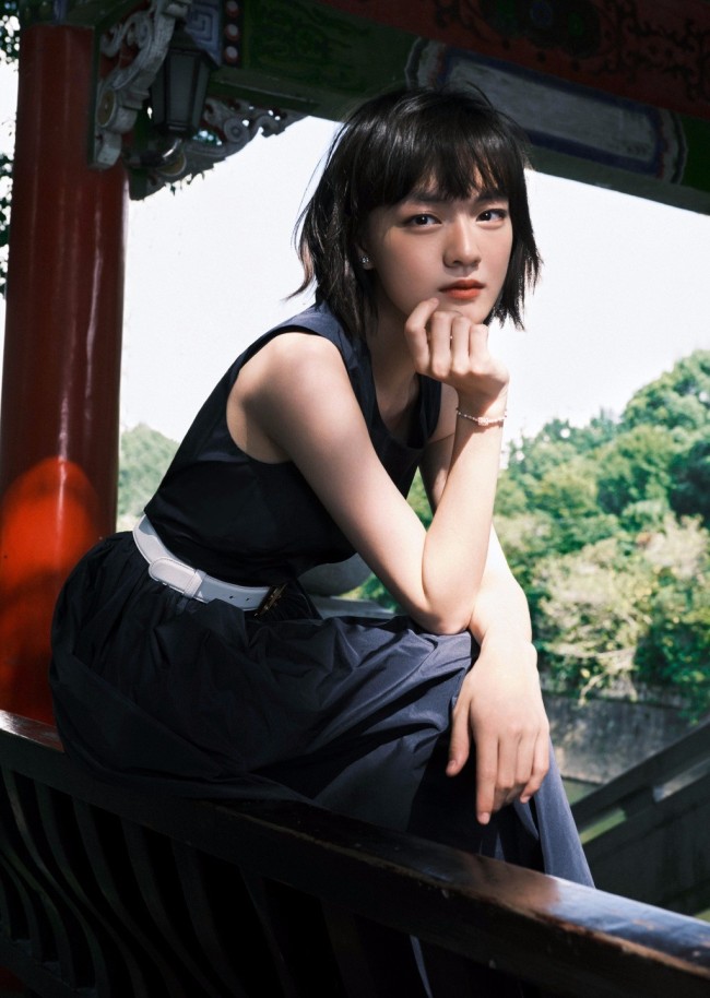 文淇生日写真释出 短发少女漫步亭台水榭