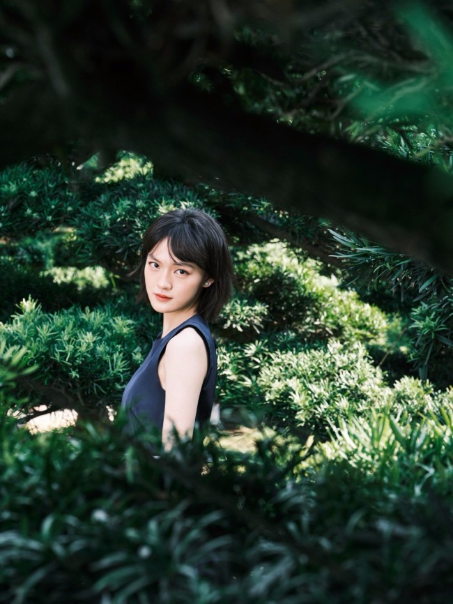 文淇生日写真释出 短发少女漫步亭台水榭