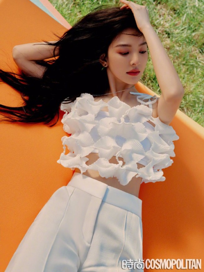 美女联动！章若楠张婧仪同拍杂志清纯可人